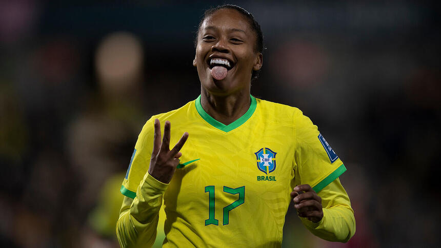 Ary Borges comemorando gol com a camisa da Seleção Brasileira Feminina