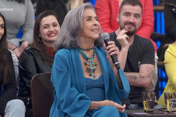 Betty Faria falou sobre relação com as redes sociais ao Altas Horas