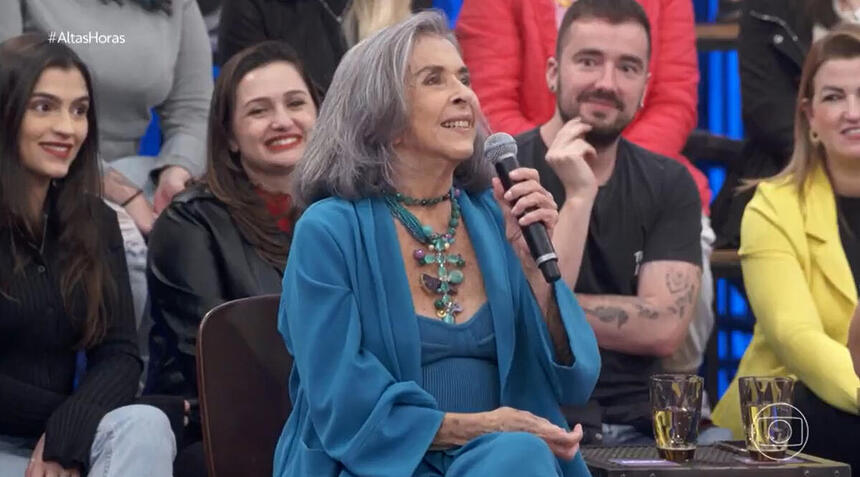 Betty Faria falou sobre relação com as redes sociais ao Altas Horas