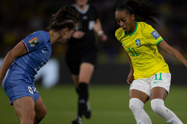 Jogadores de Brasil e França, em trecho da partida pela Copa do Mundo Feminina