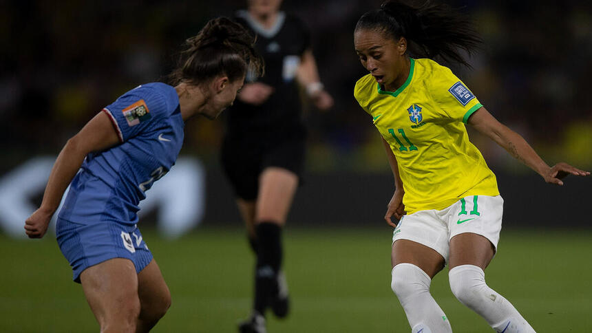 Jogadores de Brasil e França, em trecho da partida pela Copa do Mundo Feminina