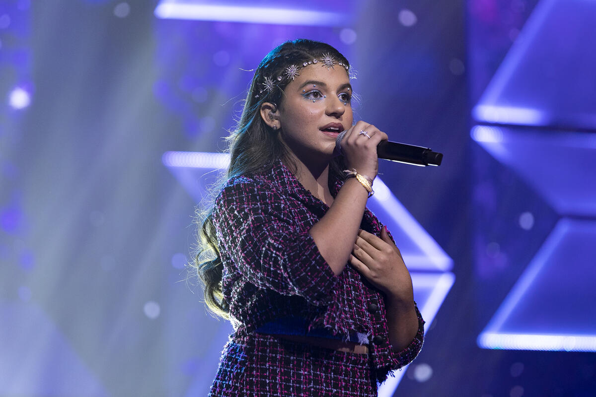 Mayra Azevedo canta olhando para os jurados do Canta Comigo Teen 4