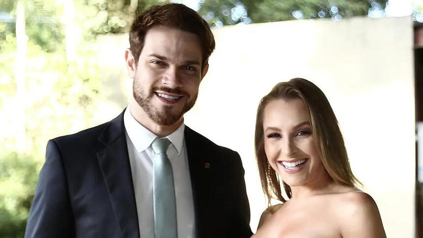 Carla Diaz e Felipe Becari posando juntos em um evento