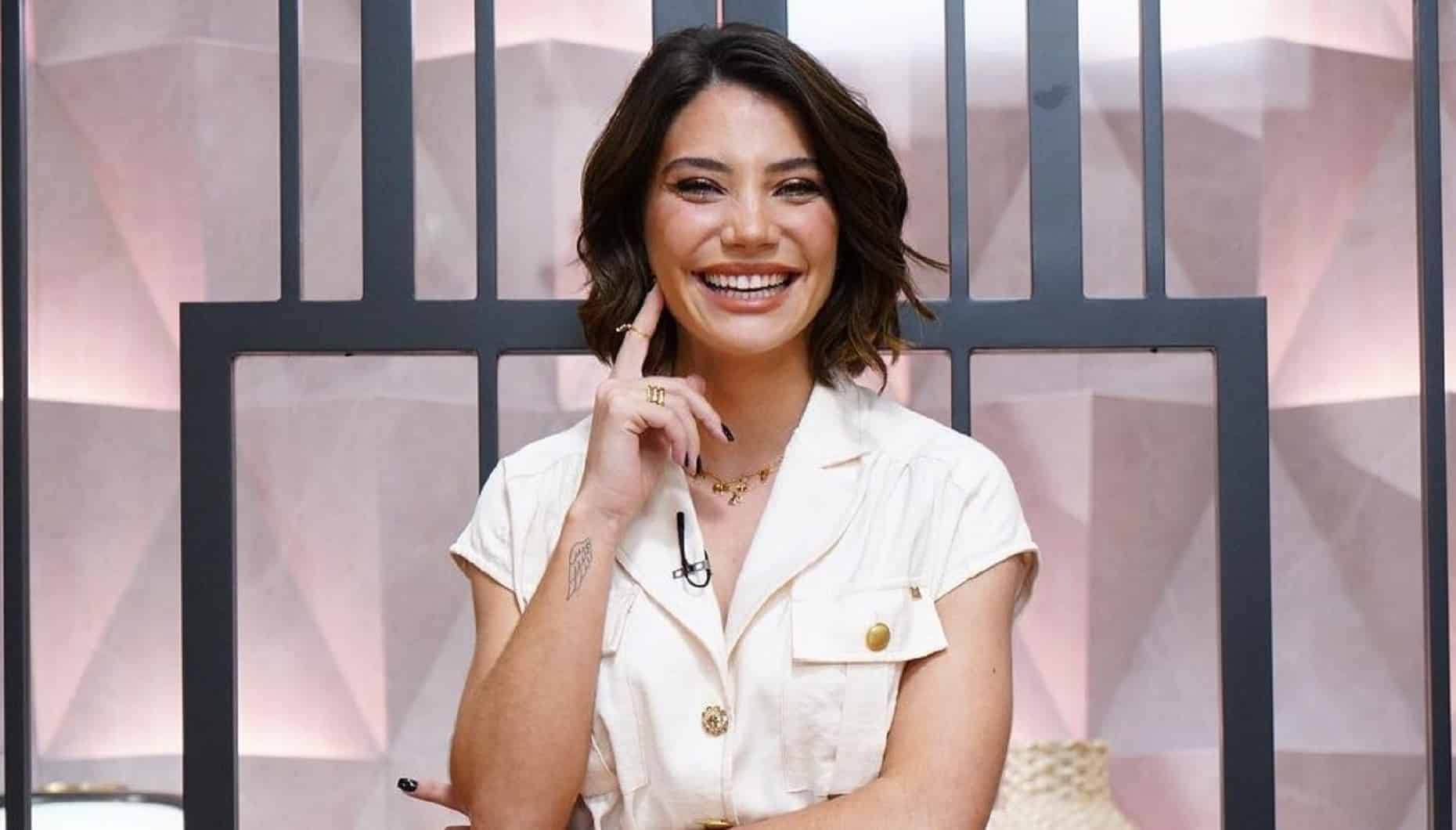 Atriz Carolina Carvalho no cenário de programa da SIC