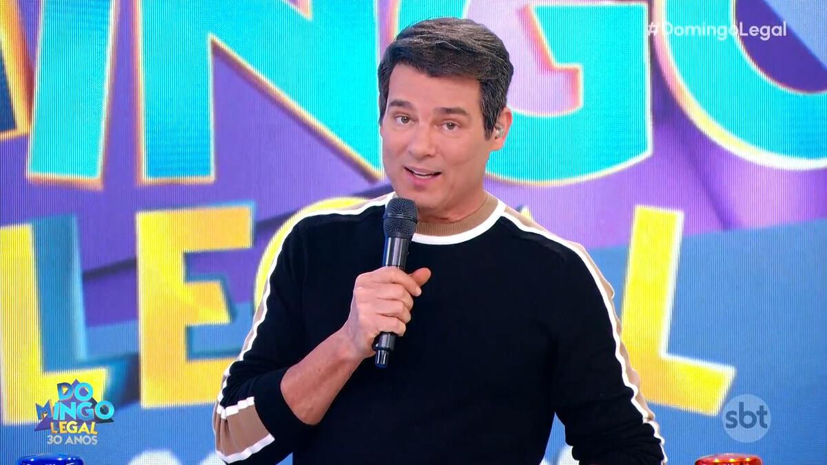 Celso Portiolli no palco do Domingo Legal