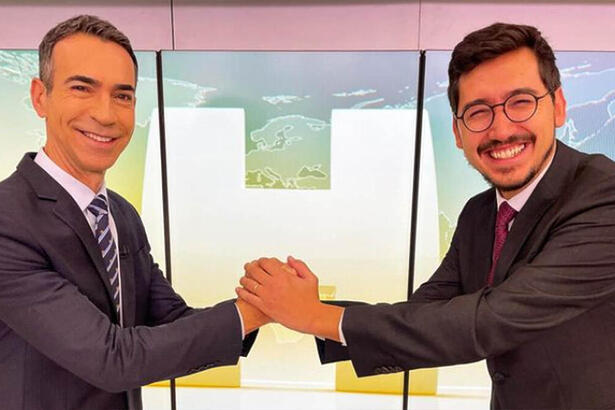 Cesar Tralli e Nilson Klava dando as mãos no estúdio do Jornal Hoje