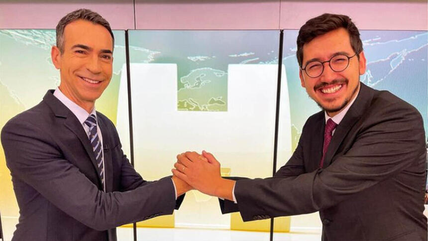 Cesar Tralli e Nilson Klava dando as mãos no estúdio do Jornal Hoje