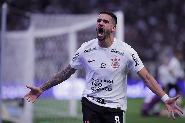 Renato Augusto de braços abertos e comemorando gol com a camisa do Corinthians pela Copa do Brasil