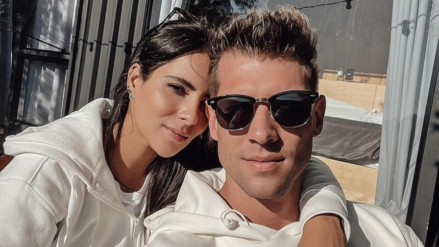 Cristian Vanelli e Dandara Costa em foto posada juntos