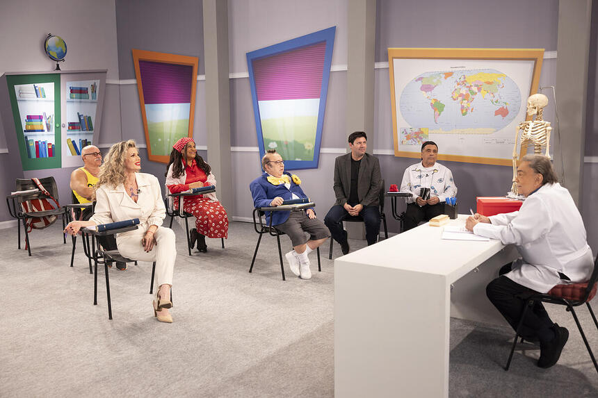 Cenário da Escolinha é recriado no Domingo Espetacular com Dedé Santana como professor e os alunos Cida Marques (Dona XT), Araíde Rocha (Juliana Nostra), Paulo Cintura, Geraldo Magela (Zé do Banjo) e Castrinho (Geraldo).