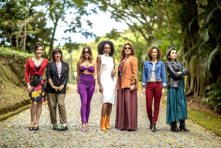 Maria Clara Spinelli, Karine Teles, Deborah Secco, Kesia, Isabel Teixeira, Thalita Carauta e Monica Iozzi no meio de um rua em foto do divulgação de Elas Por Elas