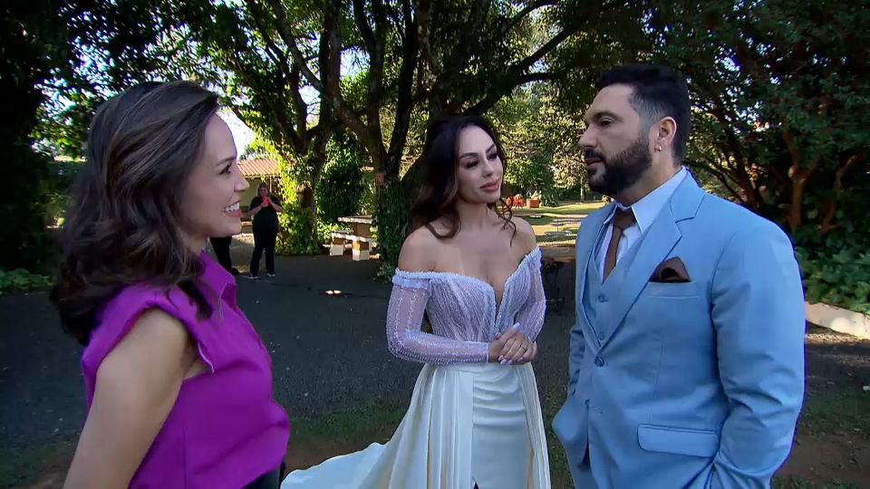 Fabiana Oliveira com Edson e Deia em trecho da festa de celebração dos 10 anos de casados, em trecho do Domingo Espetacular