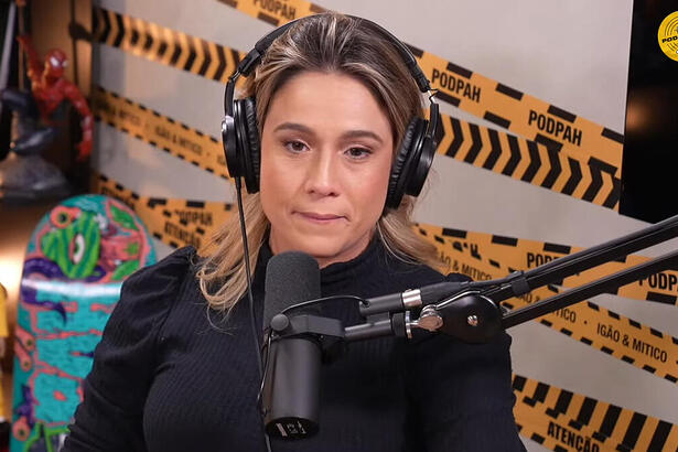 Fernanda Gentil, microfonada e no estúdio, em trecho da entrevista ao PodPah