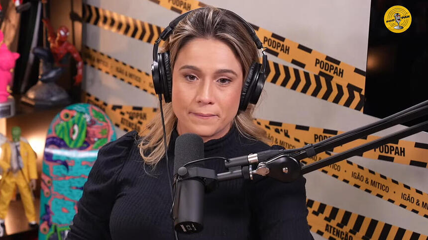 Fernanda Gentil, microfonada e no estúdio, em trecho da entrevista ao PodPah