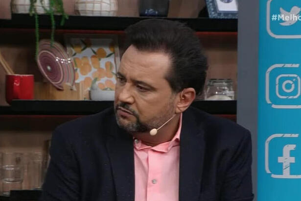 Geraldo Luís sentado e participando de uma entrevista no estúdio do Melhor da Tarde na Band