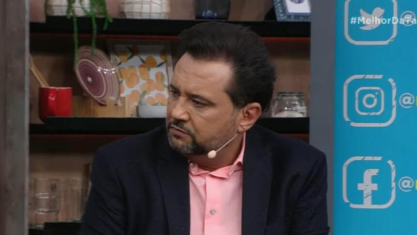 Geraldo Luís sentado e participando de uma entrevista no estúdio do Melhor da Tarde na Band