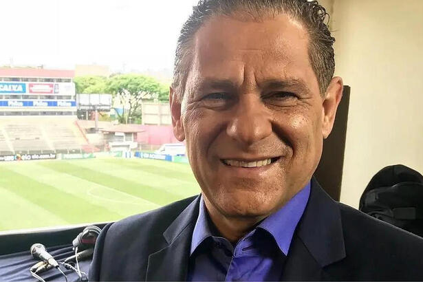 Gil Rocha nos bastidores de um transmissão da Globo em um estádio do Paraná