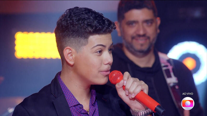 Henrique Lima no palco do The Voice Kids