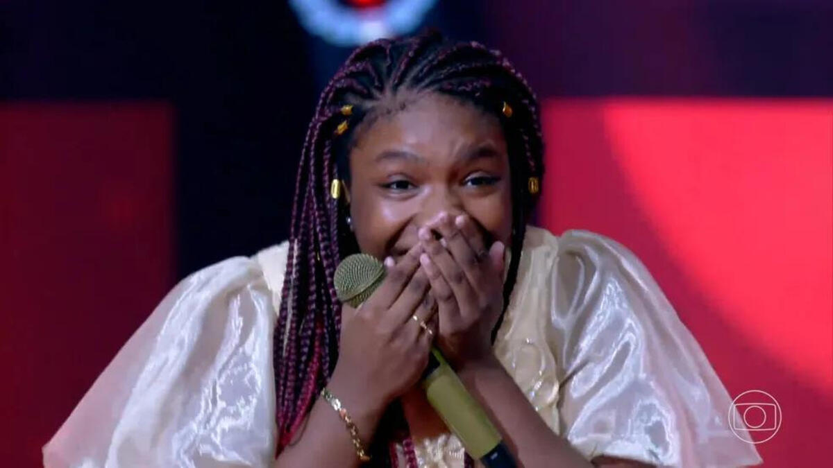 Israelly Bonfim comemorando a classificação para a final do The Voide Kids