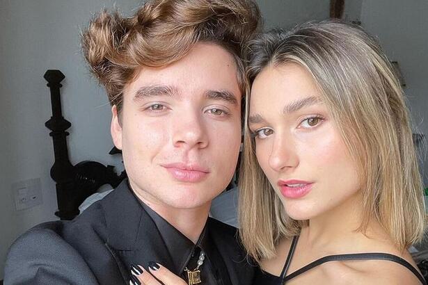 João Figueiredo e Sasha de preto com semblante sexy