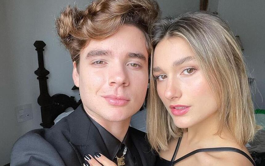 João Figueiredo e Sasha de preto com semblante sexy