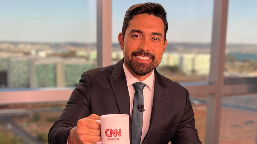 Kenzô Machida em foto posada no estúdio da CNN Brasil em Brasília