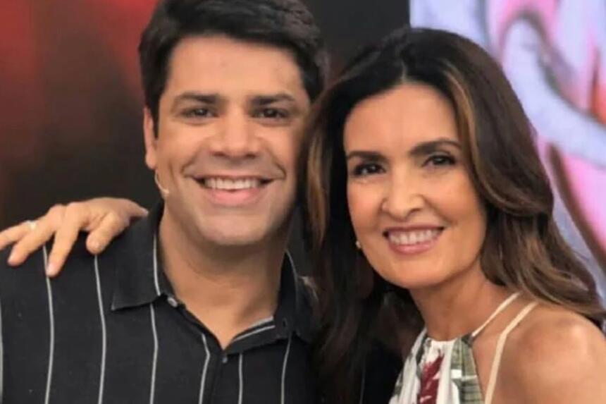 Lair Rennó sorrindo, com a cabeça encostada na cabeça de Fátima Bernardes durante gravação do Encontro, da TV Globo