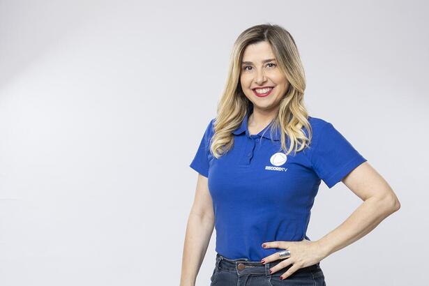 Mylena Ciribelli com fardamento azul da Record Tv no Esporte