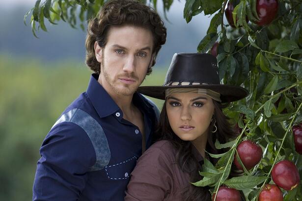 Maite Perroni e Eugenio Siller atrás de um pé de maçã na novela Meu Pecado