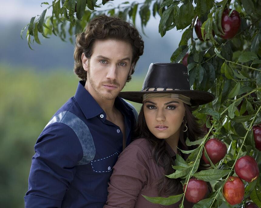 Maite Perroni e Eugenio Siller atrás de um pé de maçã na novela Meu Pecado