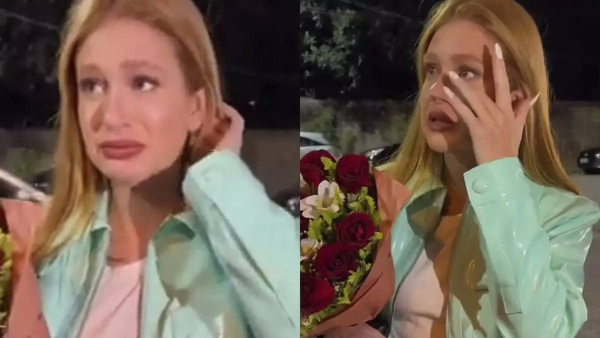 Marina Ruy Barbosa de blazer, chorando, enquanto conversa com fãs