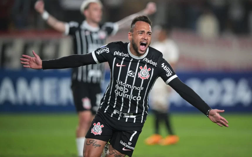 Maycon, de abraços abertos, comemorando gol com a camisa do Corinthians pela Sul-Americana