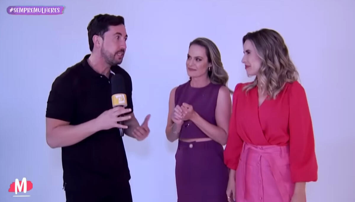 Thiago Rocha ao lado de Regiane Tápias e Pamela Domingues, em trecho de uma reportagem no Mulheres