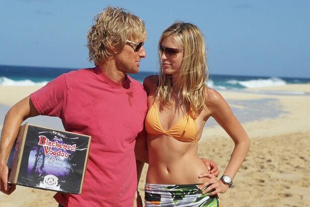 Owen Wilson e Sara Foster em trecho do filme O Golpe