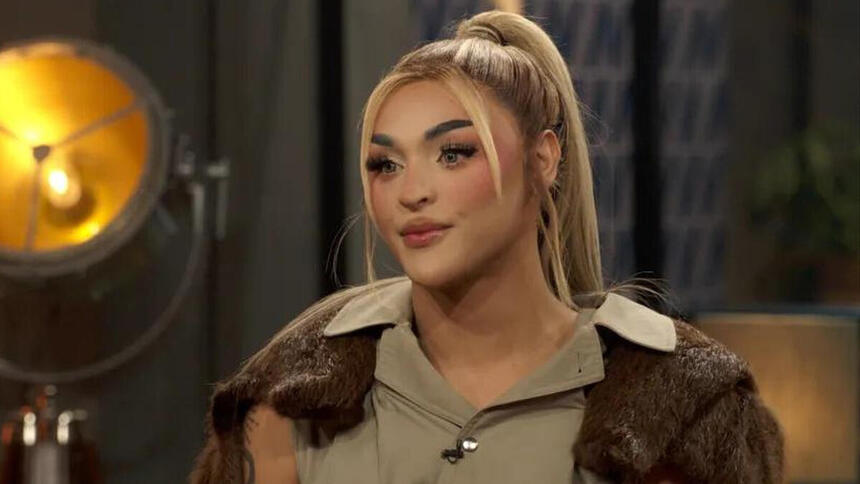 Pabllo Vittar no estúdio do programa Conversa com Bial