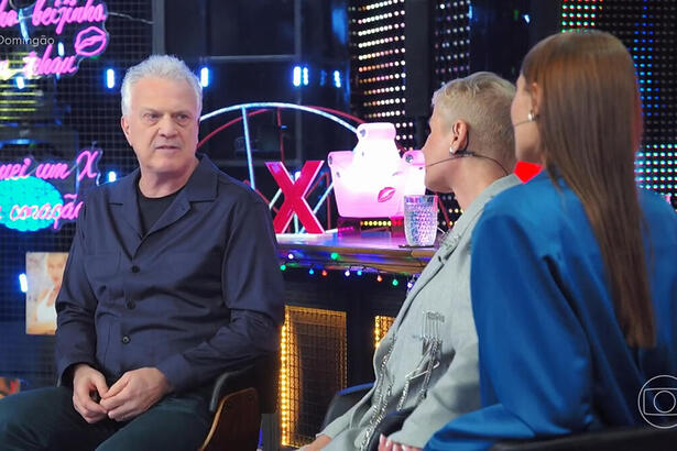 Pedro Bial, Xuxa e Sasha sentados, em participação no Domingão