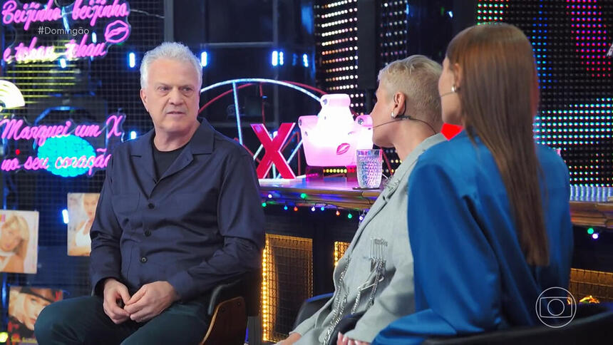 Pedro Bial, Xuxa e Sasha sentados, em participação no Domingão