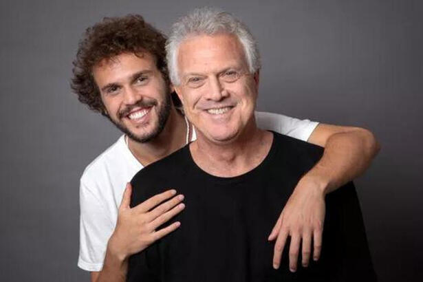 Theo Bial e Pedro Bial abraçados