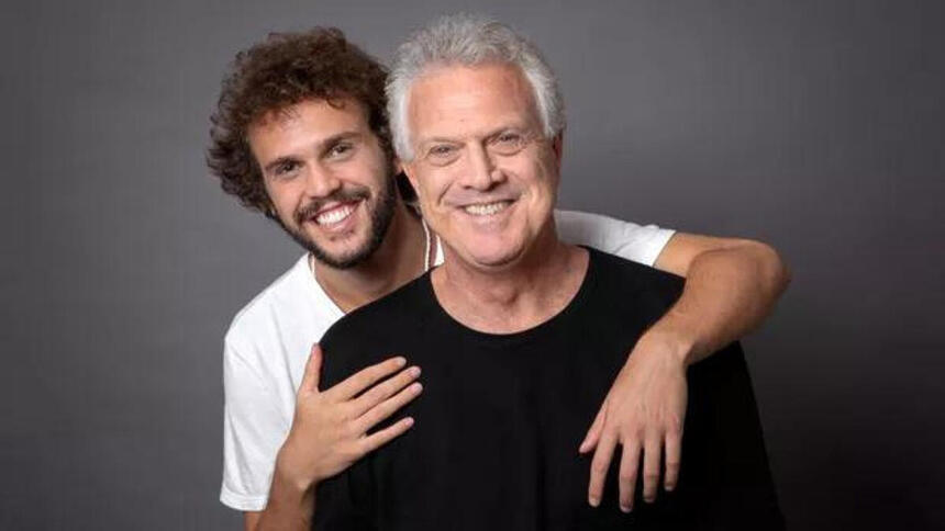 Theo Bial e Pedro Bial abraçados