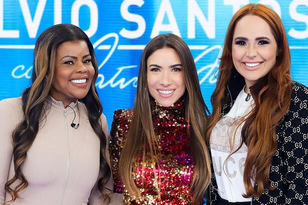 Tati Quebra Barraco, Patricia Abravanel e Perlla, em foto posada em frente a plateia no quadro Jogo das 3 Pistas, no Programa Silvio Santos