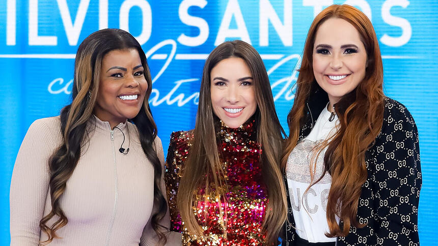 Tati Quebra Barraco, Patricia Abravanel e Perlla, em foto posada em frente a plateia no quadro Jogo das 3 Pistas, no Programa Silvio Santos