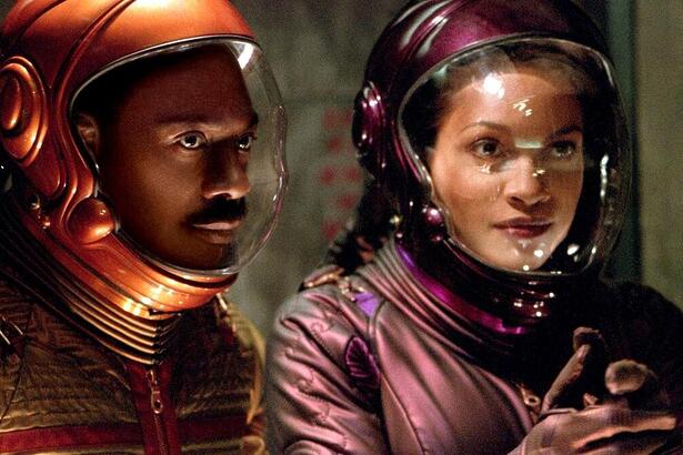 Eddie Murphy e Rosario Dawsonem em trecho do filme Pluto Nash