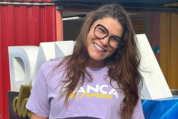 Priscila Fantin em foto posada com a blusa da Dança dos Famosos