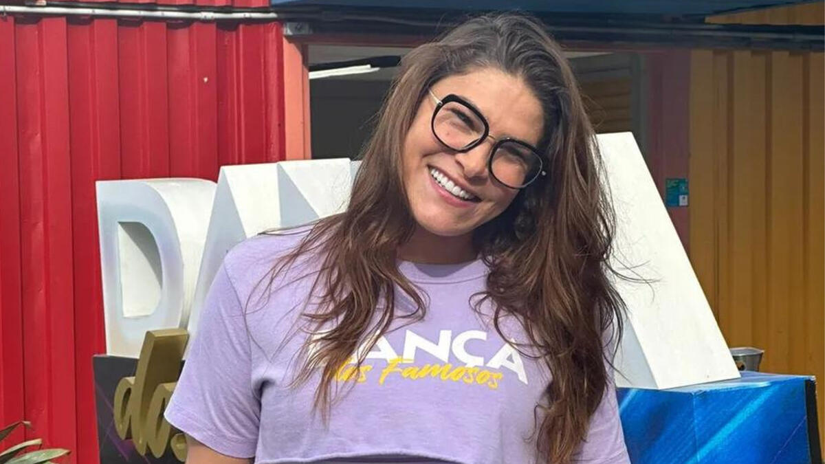 Priscila Fantin em foto posada com a blusa da Dança dos Famosos