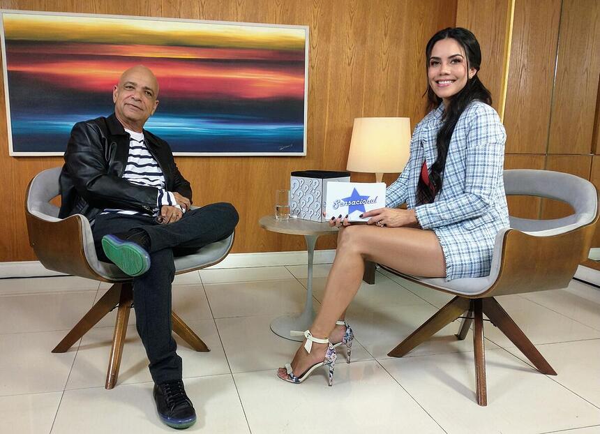 Cláudio Manoel e Daniela Albuquerque nos bastidores da entrevista no Sensacional da RedeTV!