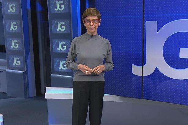 Renata Lo Prete no estúdio do Jornal da Globo, em pé, em frente ao telão