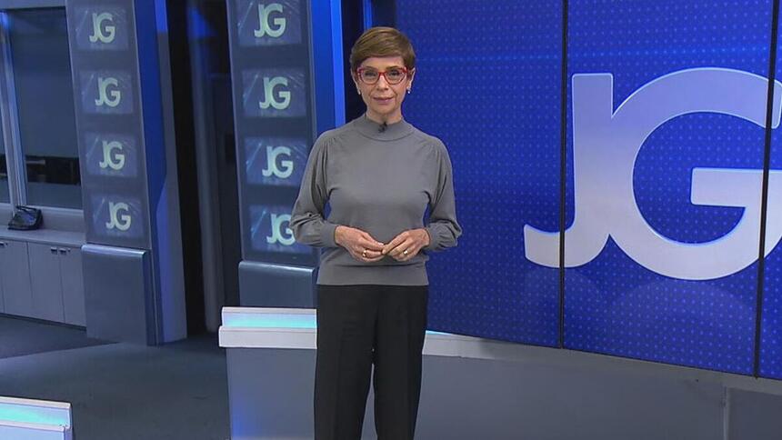 Renata Lo Prete no estúdio do Jornal da Globo, em pé, em frente ao telão