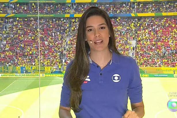 Renata Silveira na cabine de transmissão da TV Globo no Estádio Mané Garrincha