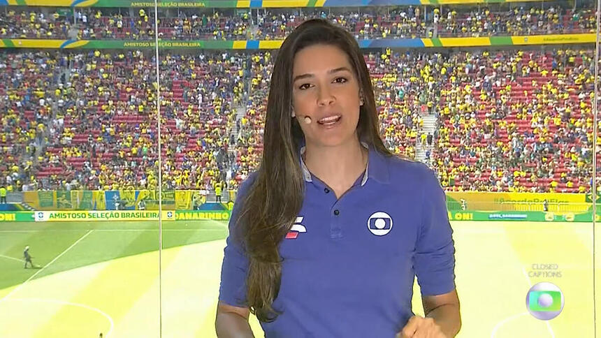 Renata Silveira na cabine de transmissão da TV Globo no Estádio Mané Garrincha