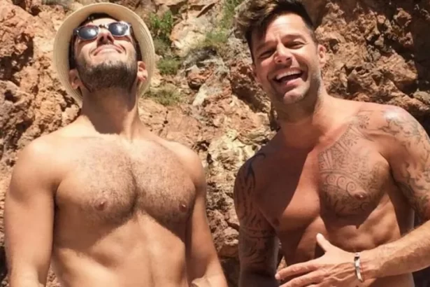 Ricky Martin e Jwan Yosef sem camisa durante viagem